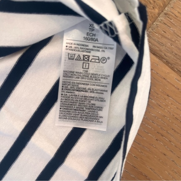 NWOT Old Navy Women Luxe T shirt Stripe White Navy Blue XS v neck cotton - Picture 3 of 4